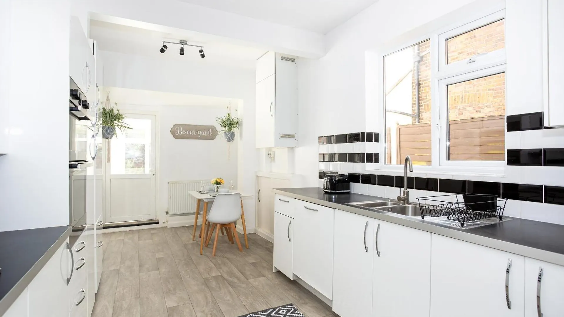 Large 3 Bedroom House With On-Street Parking - Sleeps 11! Southend-on-Sea 0*,  United Kingdom
