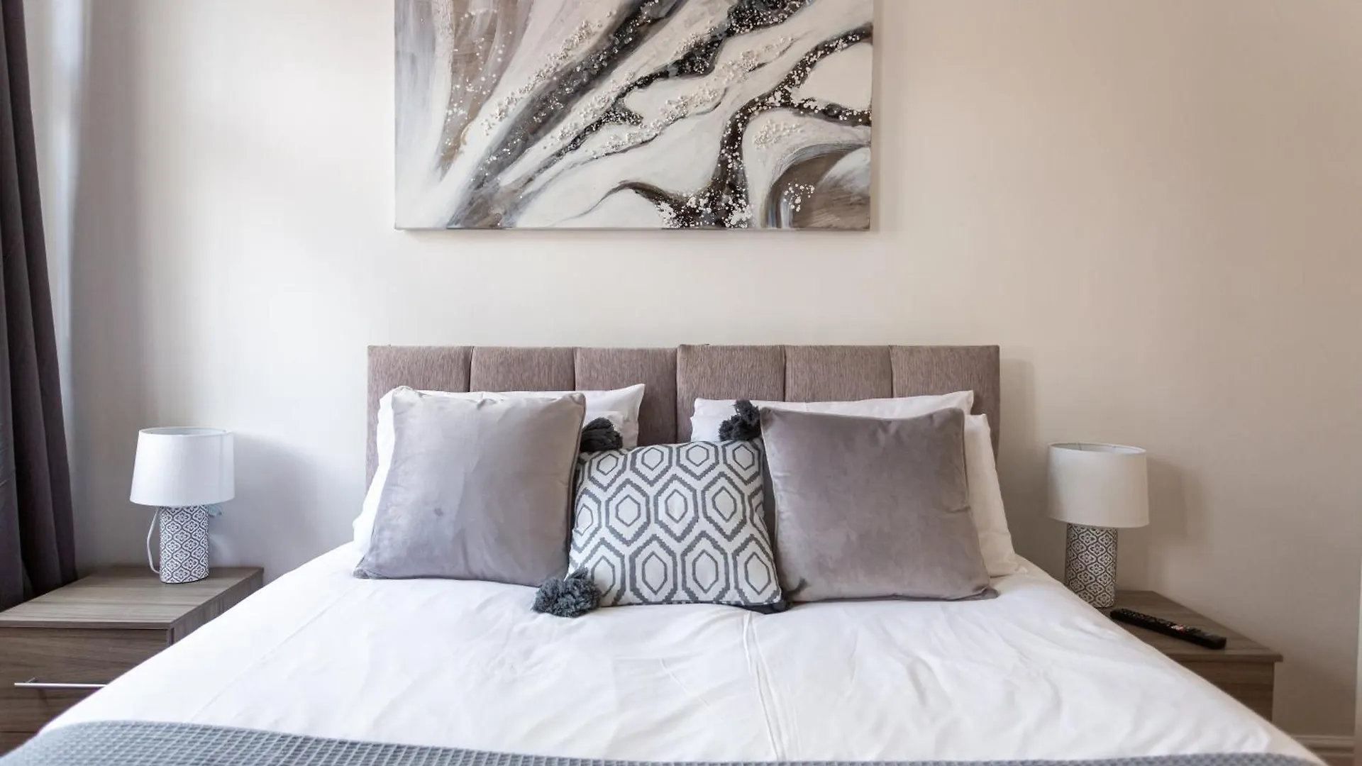 Apartment Large 3 Bedroom House With On-Street Parking - Sleeps 11! Southend-on-Sea