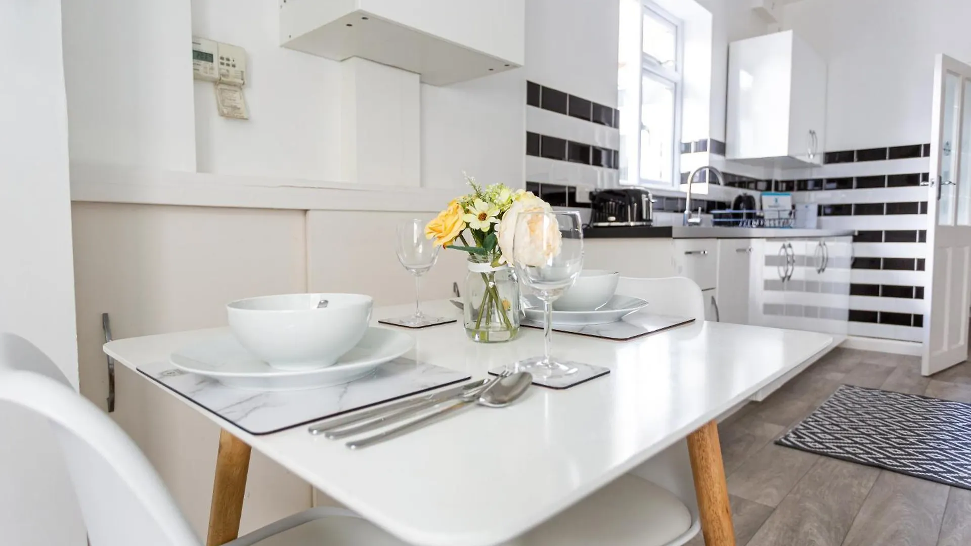 Large 3 Bedroom House With On-Street Parking - Sleeps 11! Southend-on-Sea