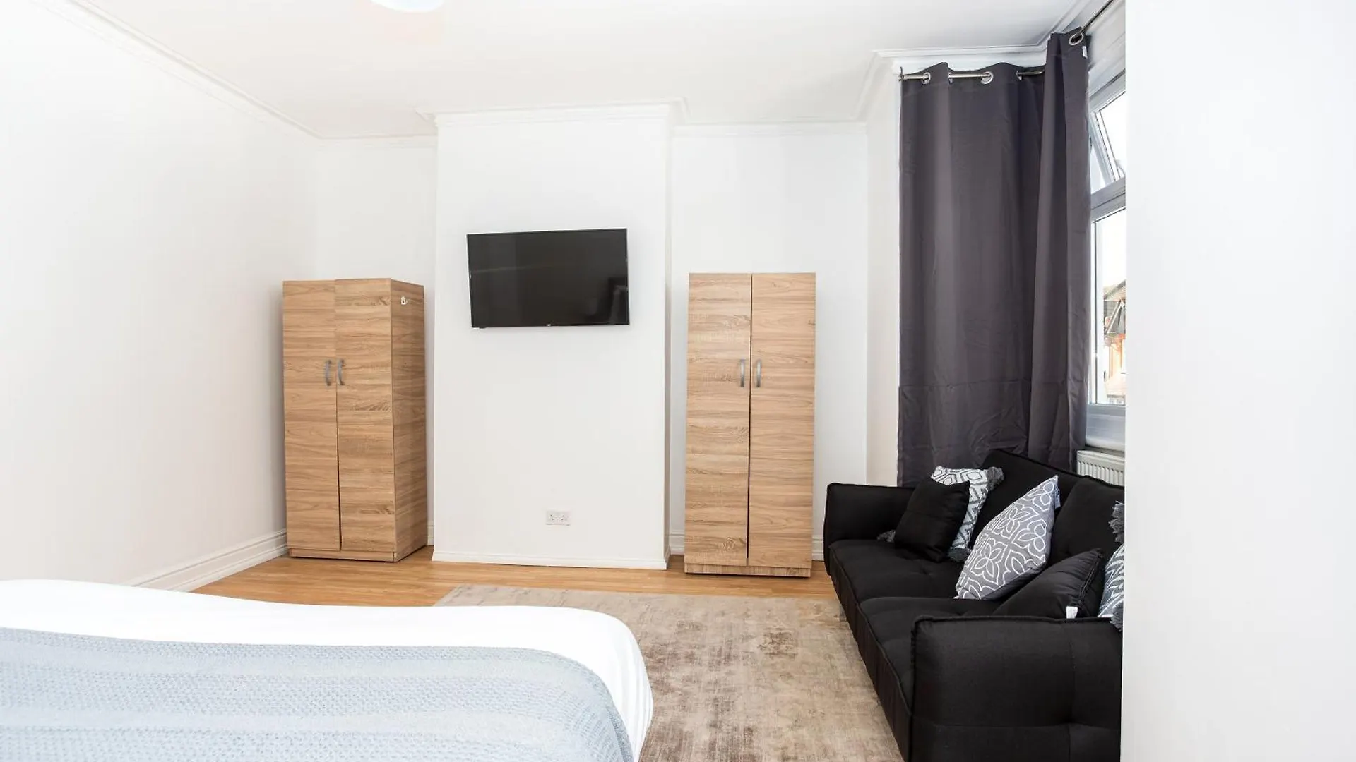 Large 3 Bedroom House With On-Street Parking - Sleeps 11! Southend-on-Sea 0*,