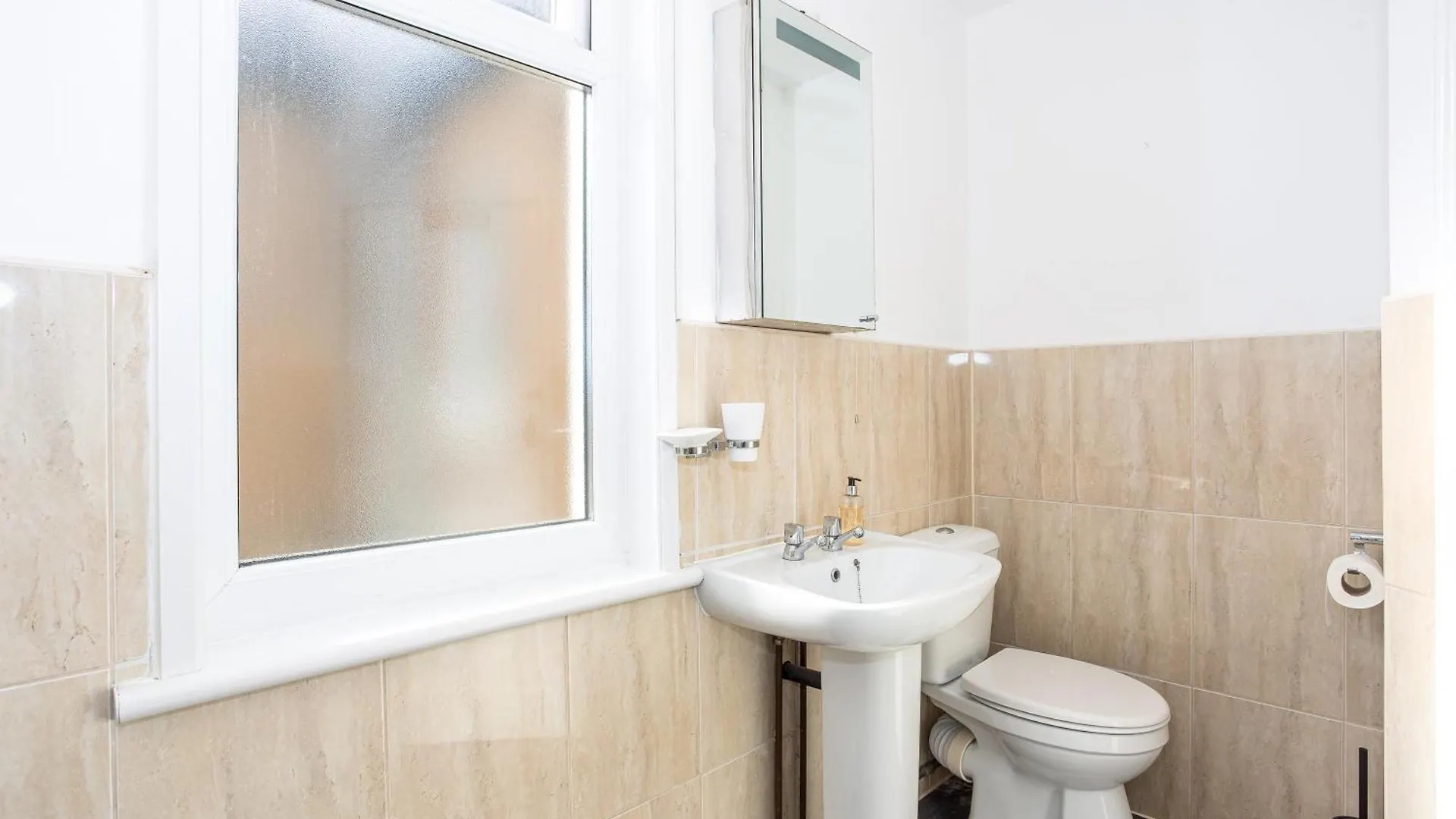 Apartment Large 3 Bedroom House With On-Street Parking - Sleeps 11! Southend-on-Sea United Kingdom