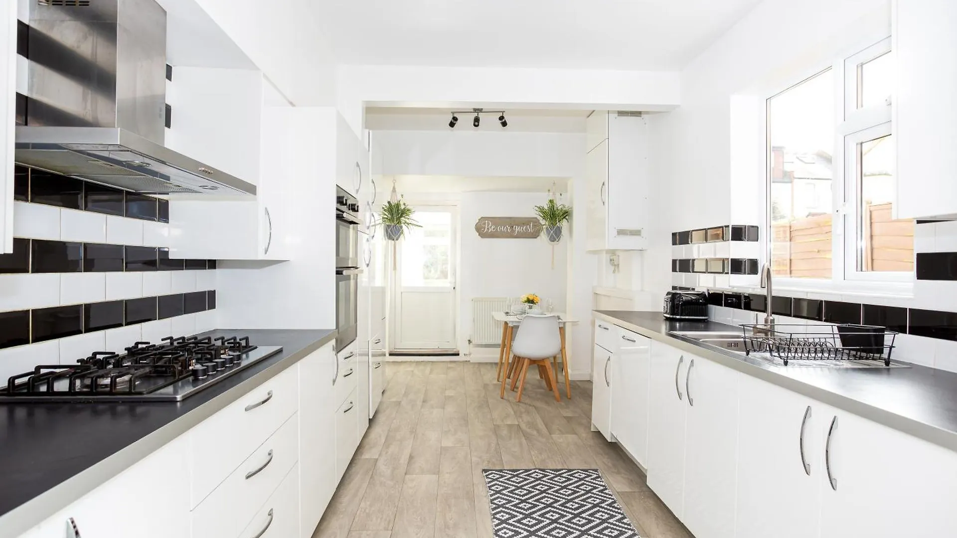 Apartment Large 3 Bedroom House With On-Street Parking - Sleeps 11! Southend-on-Sea