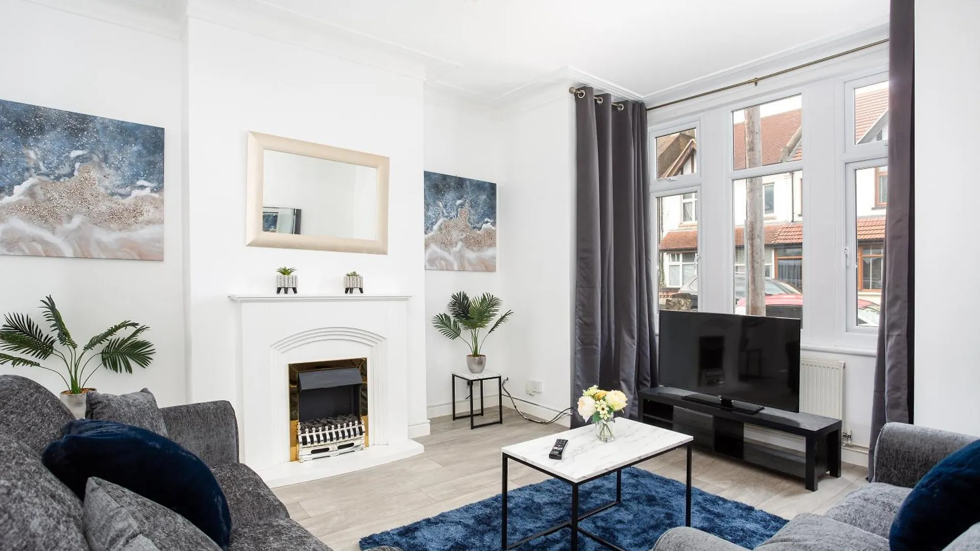 Large 3 Bedroom House With On-Street Parking - Sleeps 11! Southend-on-Sea Apartment