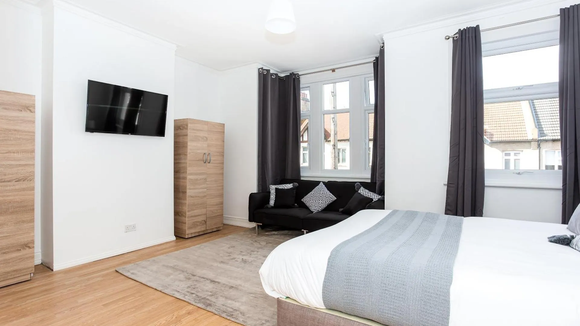 Apartment Large 3 Bedroom House With On-Street Parking - Sleeps 11! Southend-on-Sea