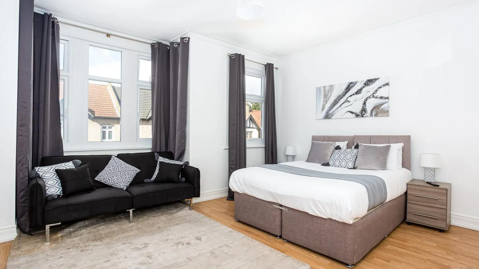 Large 3 Bedroom House With On-Street Parking - Sleeps 11! Southend-on-Sea