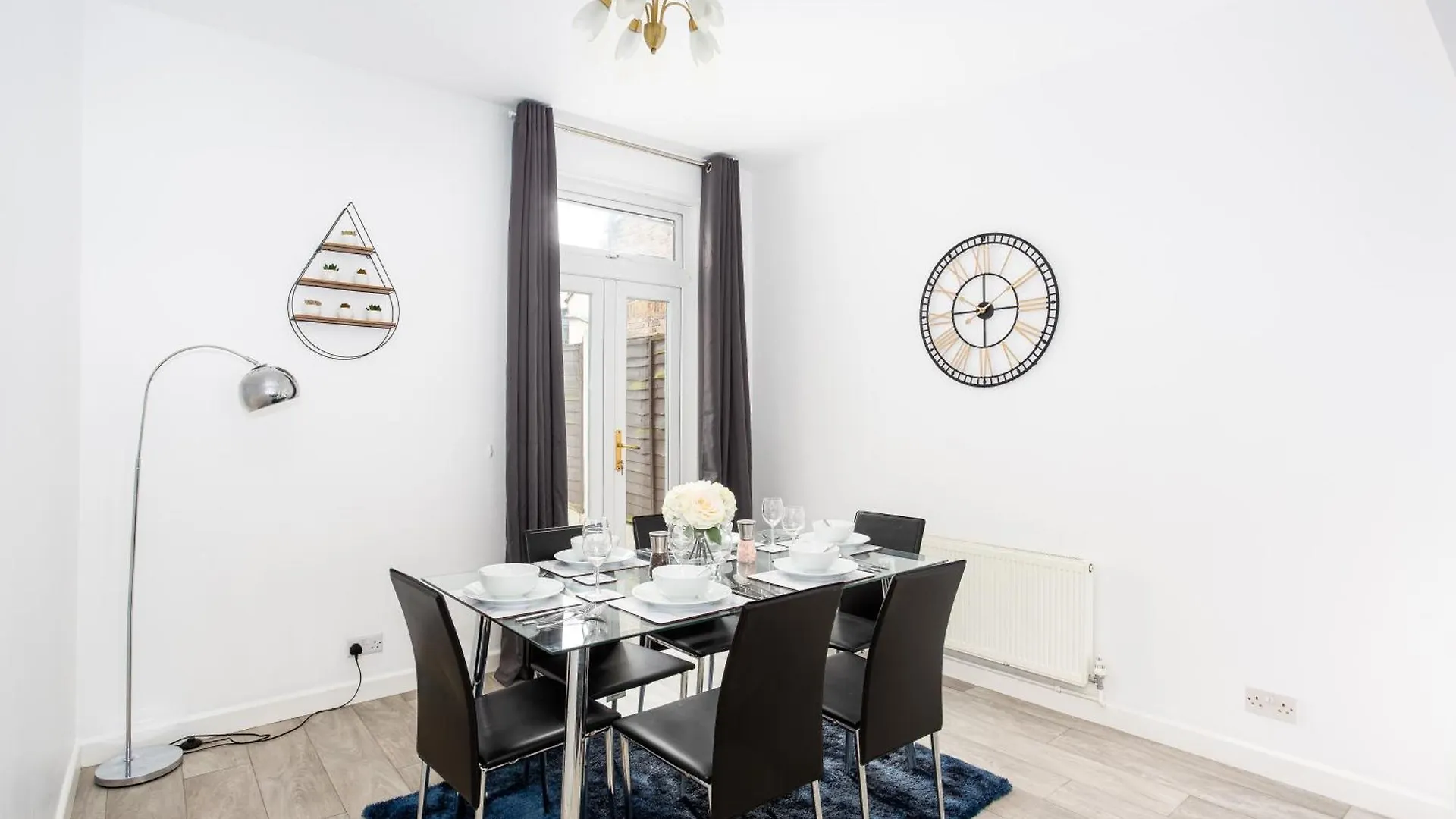 Apartment Large 3 Bedroom House With On-Street Parking - Sleeps 11! Southend-on-Sea